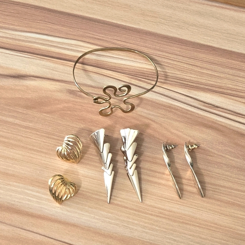 Vintage Goldtone Flower Clip Bracelet and Post Earring Set Excellent Condition